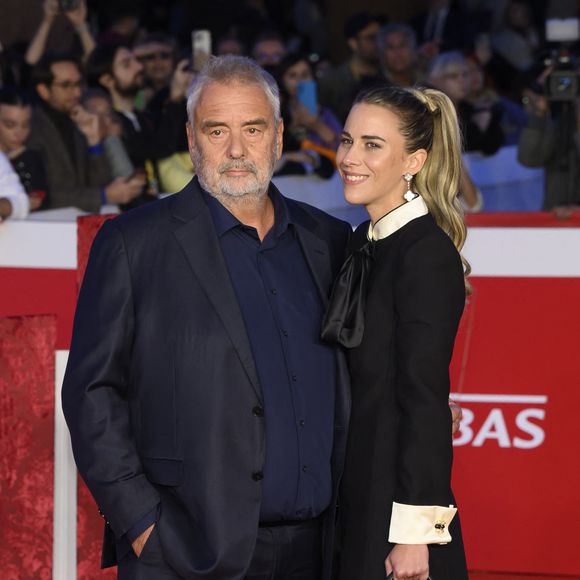 Ils s’étaient rencontrés en 2023 sur le plateau des Grandes Gueules sur RMC.

Luc Besson, Sarah Saldmann à la première du film "Dracula" de L.Besson lors de la 20ème édition du festival du film de Rome le 24 octobre 2025. Photo par SGP / BESTIMAGE