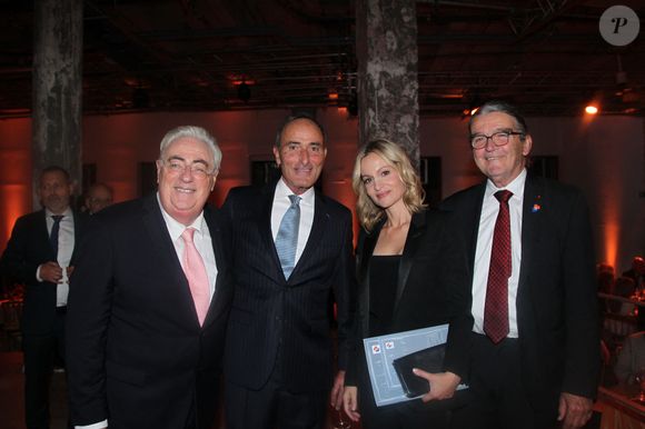 Parée d'un très chic ensemble noir, la quarantenaire a rivalisé d'élégance aux côtés d'autres prestigieux invités. 

Jean-Michel Aubrun, Hervé-Michel Dansac, Audrey Crespo-Mara, Jean-René Brunetière (Président du comité de Paris de la Ligue contre le cancer) -  31ème Gala de l’Espoir donné au profit de la recherche contre le cancer au théâtre des Champs-Elysée à Paris le 14 octobre 2025. © Philippe Baldini/Bestimage