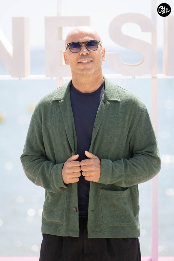 Éric Judor participe à la séance photo « À Bientôt De Te Revoir » lors du 9e Festival international de Canneseries, le 25 avril 2026 à Cannes, en France. Photo : Shootpix/ABACAPRESS.COM