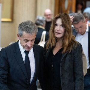 L'ancien président français Nicolas Sarkozy et son épouse Carla Bruni-Sarkozy quittent la salle d'audience lors d'une pause du procès en appel concernant les accusations selon lesquelles il aurait sollicité un financement libyen pour sa campagne électorale de 2007, au Palais de Justice de Paris, le 7 avril 2026. Photo de Raphaël Lafargue/ABACAPRESS.COM