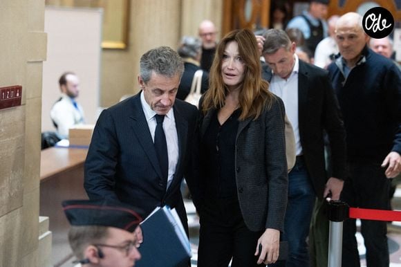 L'ancien président français Nicolas Sarkozy et son épouse Carla Bruni-Sarkozy quittent la salle d'audience lors d'une pause du procès en appel concernant les accusations selon lesquelles il aurait sollicité un financement libyen pour sa campagne électorale de 2007, au Palais de Justice de Paris, le 7 avril 2026. Photo de Raphaël Lafargue/ABACAPRESS.COM