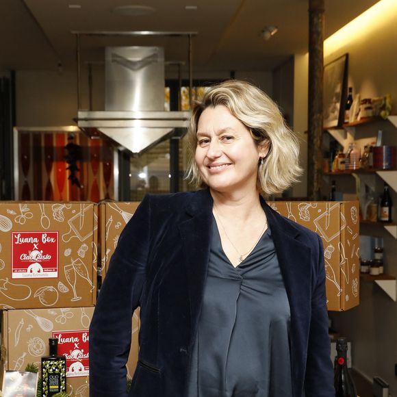 Exclusif - Luana Belmondo lors du lancement de la "Luana Box 2" pour les fêtes de Noël à l'école de cuisine "Cooking Baz'art" à Paris, le 2 décembre 2021. 
© Marc Ausset-Lacroix / Bestimage