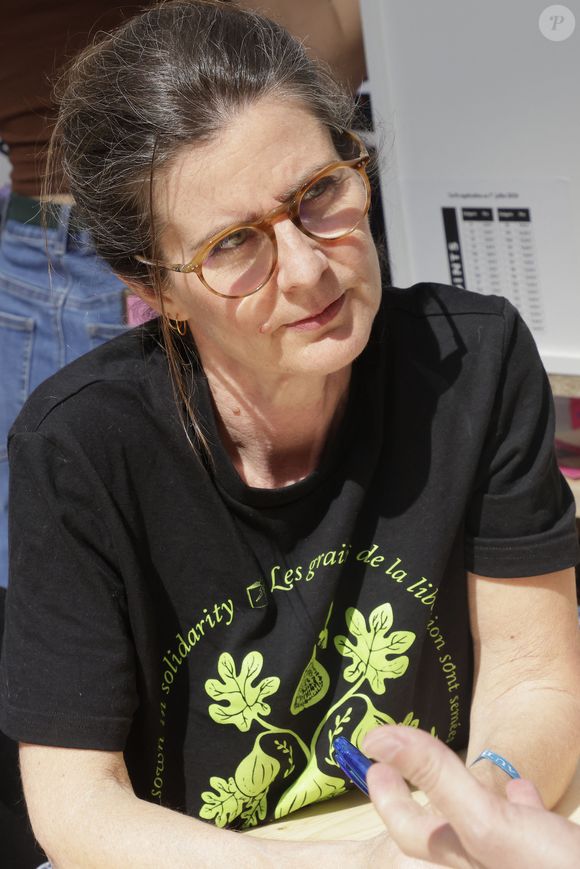 Camille Kouchner en dédicace lors du 5ème festival du Livre de Paris au Grand Palais (17 - 19 avril 2026) à Paris, le 19 avril 2026. 
© Cédrice Perrin / Bestimage