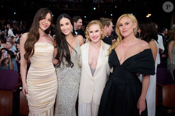 Scout Larue Willis, Demi Moore, Tallulah Willis et Rumer Willis, à la 97e cérémonie des Oscars, le 2 mars 2025. 

Photo : AMPAS / ZUMA Press Wire