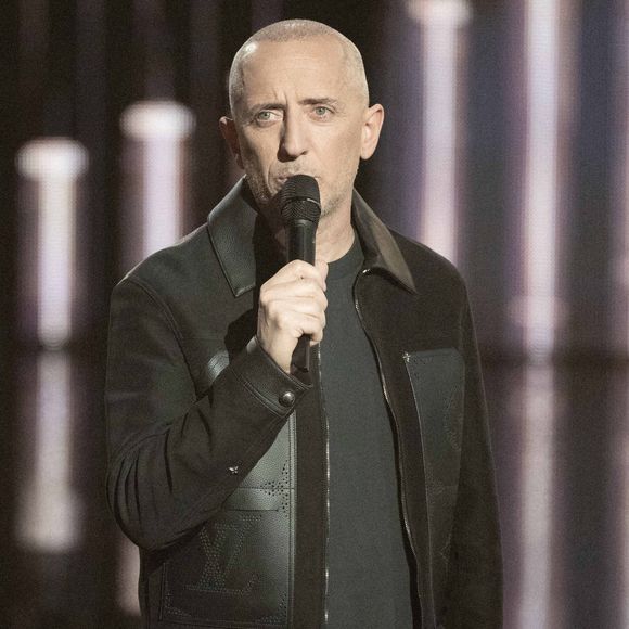Gad Elmaleh sur scène lors de la 40ème édition des Victoires de la Musique à La Seine Musicale le 14 février 2025 à Boulogne-Billancourt, France. Photo par David NIVIERE/ABACAPRESS.COM