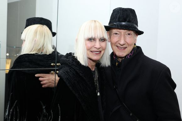 Exclusif - Virginia Bates et Stephen Jones - Vernissage de l'exposition "Liaisons dangereuses & Métamorphoses" du créateur Elie Top à l'occasion de ses 10 ans de création chez Christie's à Paris le 27 janvier 2025. © Denis Guignebourg/BestImage