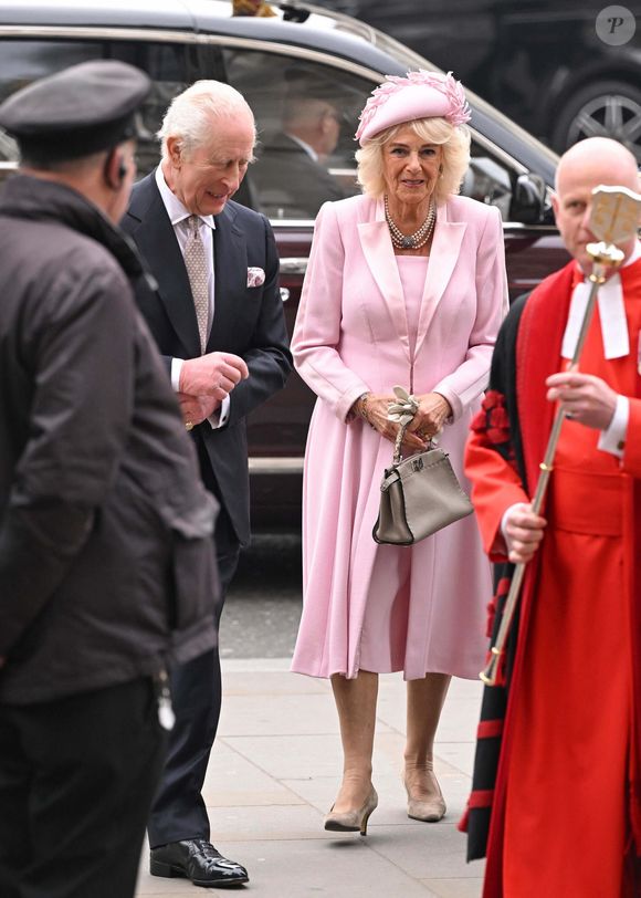 L'époux de la reine Camilla a malheureusement souffert "d'effets secondaires temporaires" de son traitement contre le cancer. Ayant d'ailleurs reporté tous ses engagements prévus pour cette journée ainsi que pour vendredi, le papa d'Harry et William - qui a rapidement retrouvé Clarence House - doit désormais se reposer. 


10 mars 2025 : Des invités de marque assistent aux célébrations du Jour du Commonwealth à l'abbaye de Westminster, à Londres, en Angleterre : Le roi Charles III, la reine Camilla.Où : Londres, Royaume-Uni. ( © Cover Images via ZUMA Press)