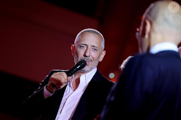 Gad Elmaleh - Soirée de gala "Heroes for Imagine" qui a permis de récolter dix millions d'euros au profit de la recherche contre les maladies génétiques à Paris le 23 septembre 2024.
Depuis sa création en 2015, ce gala organisé tous les deux ans au cœur de l’Institut, propose à la vente des œuvres et des moments d’exception uniques pour soutenir les chercheurs et médecins de l’Institut Imagine, qui œuvrent au quotidien pour comprendre et guérir les maladies génétiques.
Cette vente caritative est fondamentale pour l’avenir d’Imagine. Elle permet d’accélérer ses grands projets stratégiques, de conforter son attractivité, et de répondre aux besoins de la recherche en termes d’équipements et de technologies de pointe, comme en recrutement de talents.
En quatre éditions, HEROES for Imagine a permis de lever plus de 22 millions d’euros.
Et 2024 est une année toute particulière pour l’Institut Imagine qui fête ses 10 ans mais aussi la cinquième édition d’Heroes, actuellement en pleine préparation !
"Grâce à Heroes, la recherche sur les maladies génétiques s'accélère, quels que soient les obstacles, au bénéfice des enfants malades et de leurs familles. Avec virtuosité et engagement, les chercheurs et les médecins de l'Institut Imagine, pratiquent la meilleure science d'aujourd'hui pour inventer la meilleure médecine de demain"

© Dominique Jacovides / Bestimage