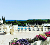 Il s'agit de l'hôtel Mas Bellevue, qui comprend deux piscines extérieures.

Photos de l'hôtel Mas Bellevue, avant qu'Arthur n'en devienne le propriétaire à Saint-Tropez.