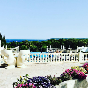 Il s'agit de l'hôtel Mas Bellevue, qui comprend deux piscines extérieures.

Photos de l'hôtel Mas Bellevue, avant qu'Arthur n'en devienne le propriétaire à Saint-Tropez.