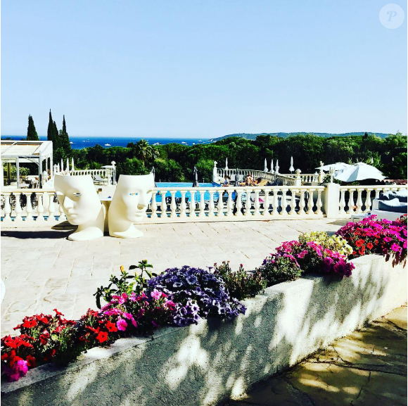 Il s'agit de l'hôtel Mas Bellevue, qui comprend deux piscines extérieures.

Photos de l'hôtel Mas Bellevue, avant qu'Arthur n'en devienne le propriétaire à Saint-Tropez.