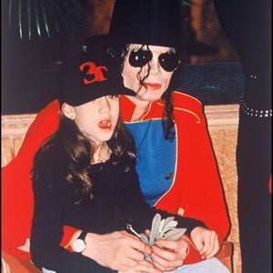 Elle raconte que le chanteur cherchait simplement à retrouver l'enfance qu'il n'avait jamais eue sous la coupe de son père et aimait la compagnie simple d'enfants.

Archives - Michael Jackson en Nouvelle Zélande en 1996. 

©Bestimage