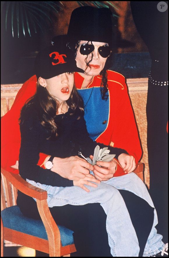 Elle raconte que le chanteur cherchait simplement à retrouver l'enfance qu'il n'avait jamais eue sous la coupe de son père et aimait la compagnie simple d'enfants.

Archives - Michael Jackson en Nouvelle Zélande en 1996. 

©Bestimage