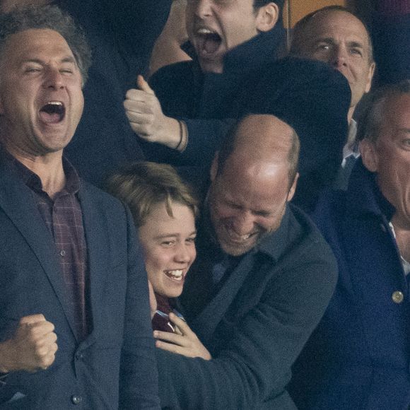 Le prince William, prince de Galles, et son fils, le prince George de Galles, assistent au match aller du quart de finale de Ligue des champions entre le PSG et Aston Villa (3-1) au Parc des Princes à Paris le 9 avril 2025. © Cyril Moreau/Bestimage