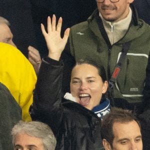 Adriana Lima - Célébrités dans les tribunes du match de 8ème de finale aller de la Ligue Des Champions 2025-2026 (LDC) "PSG - Chelsea (5-2)" au Parc des Princes à Paris le 11 mars 2026. © Cyril Moreau/Bestimage