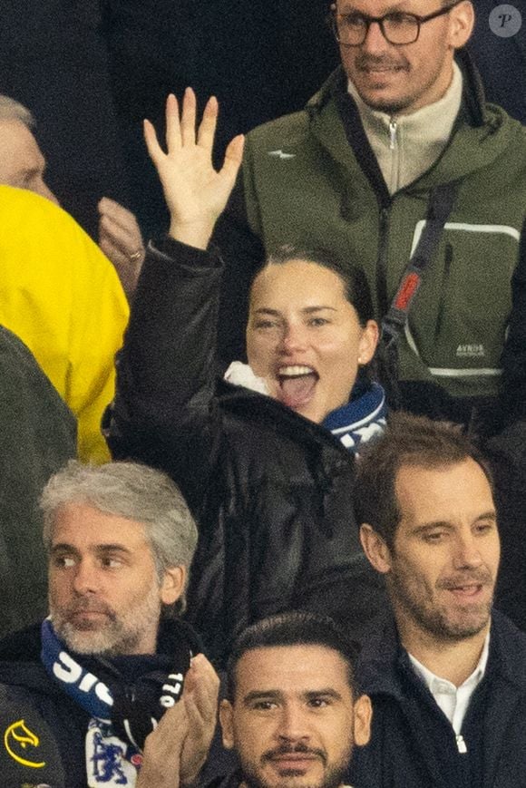 Adriana Lima - Célébrités dans les tribunes du match de 8ème de finale aller de la Ligue Des Champions 2025-2026 (LDC) "PSG - Chelsea (5-2)" au Parc des Princes à Paris le 11 mars 2026. © Cyril Moreau/Bestimage