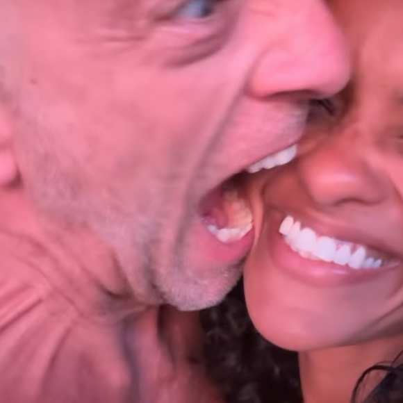 Plages, moments en famille et instants de tendresse composent ce carrousel très personnel.

Vincent Cassel et Narah Baptista - Capture d'écran Instagram