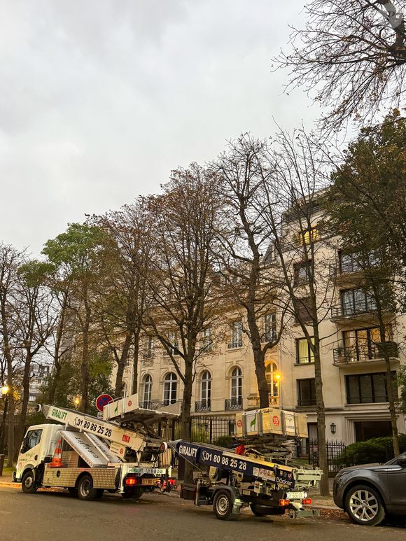 Exclusif -  Les cartons du déménagement de La Savannah (Marnes-la-Coquette) arrivent dans le nouvel appartement parisien de Laeticia Hallyday, à Paris, France, le 16 octobre 2025. © Agence / Bestimage