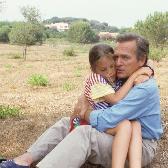 Elle aurait ainsi prononcé son texte "à côté du cercueil recouvert d'un tapis de verdure de leurs bleues et de blés" et a remercié au nom de sa famille son père pour "l'amour inconditionnel qui leur avait été donné"

Archives - En France, en Corse, Philippe Labro en vacances, serrant sa fille Clarisse dans ses bras  
Michel Ristroph via Bestimage