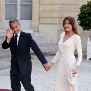 Nicolas Sarkozy et sa femme Carla Bruni-Sarkozy (robe Ralph Lauren)  - Dîner d'état en l'honneur du président des Etats-Unis et sa femme au palais de l'Elysée à Paris, à l'occasion de leur visite officielle en France. Le 8 juin 2024
© Jacovides-Moreau / Bestimage