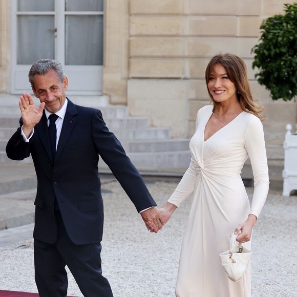 Nicolas Sarkozy et sa femme Carla Bruni-Sarkozy (robe Ralph Lauren)  - Dîner d'état en l'honneur du président des Etats-Unis et sa femme au palais de l'Elysée à Paris, à l'occasion de leur visite officielle en France. Le 8 juin 2024
© Jacovides-Moreau / Bestimage