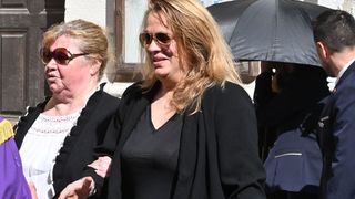 Loana : Sa fille Mindy et sa petite-fille Maelysse n'étaient pas présentes lors du recueillement à Nice, qui étaient alors ces deux personnes ?