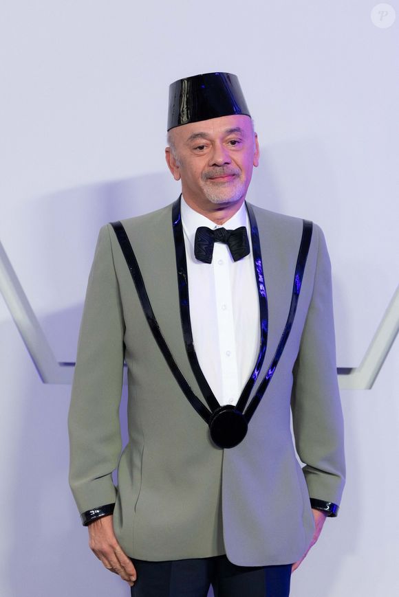 Enfin, un escalier sur mesure en bronze mène à un ultime refuge sur le toit, imaginé par le designer comme un futur bistrot parisien suspendu dans les airs.

Christian Louboutin assiste à la 70ème édition du Bal de la Rose au Sporting Club de Monte-Carlo à Monaco, le 21 mars 2026. Créé par la Princesse Grace de Monaco en 1954, le Bal de la Rose est l'un des principaux événements caritatifs de Monaco, au profit de la Fondation Princesse Grace. © Olivier Huitel/Pool Monaco/Bestimage