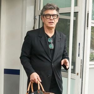 Marc Lavoine à la sortie de l'enregistrement de l'émission Vivement dimanche aux Studios Rive Gauche à Paris, diffusée le 11 mai 2025 sur France 3, le 5 mai 2025. © Christophe Clovis/Bestimage