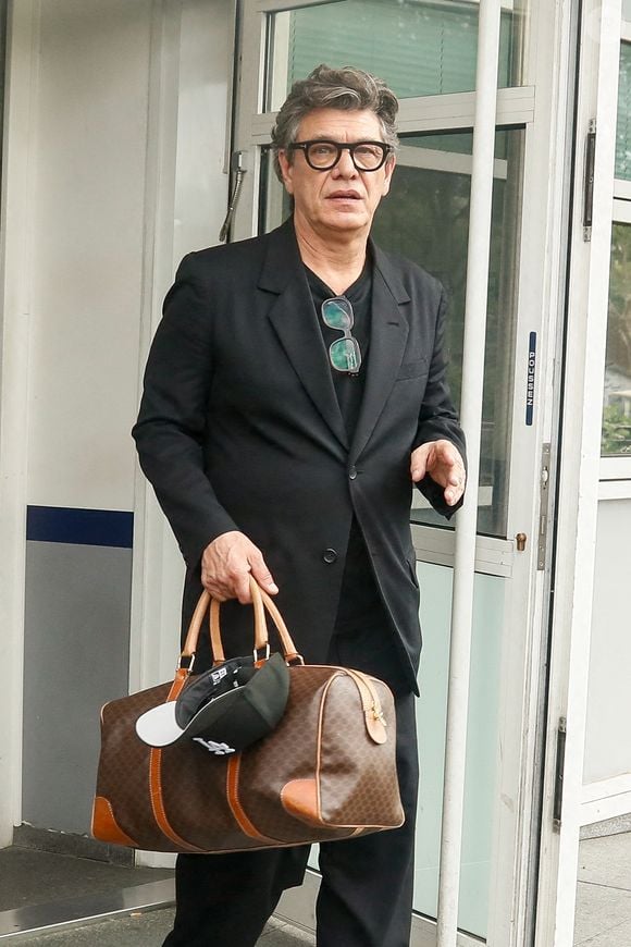 Marc Lavoine à la sortie de l'enregistrement de l'émission Vivement dimanche aux Studios Rive Gauche à Paris, diffusée le 11 mai 2025 sur France 3, le 5 mai 2025. © Christophe Clovis/Bestimage