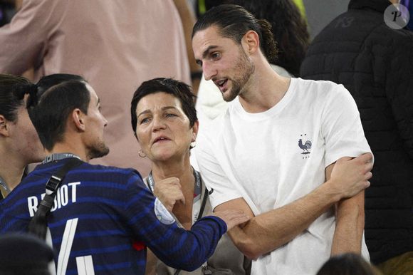 Véronique et Adrien Rabiot en tribunes lors du match du groupe D opposant la France au Danemark lors de la coupe du Monde au stade 974 à Doha au Qatar, le 26 novembre 2022.

© Jean-Baptiste Autissier/Panoramic/Bestimage