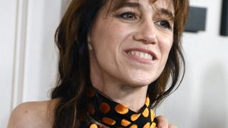 De retour à New York, Charlotte Gainsbourg affiche son atout physique avec une élégance impeccable