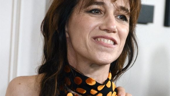 De retour à New York, Charlotte Gainsbourg affiche son atout physique avec une élégance impeccable