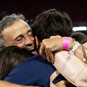 Luis Enrique célèbre avec sa femme Elena Cullell et ses enfants - Le PSG remporte la Ligue Des Champions 2025, pour la première fois de son histoire, face à l'Inter Milan (5-0) à l'Allianz Arena de Munich, le 31 mai 2025.
© Cyril Moreau/Bestimage