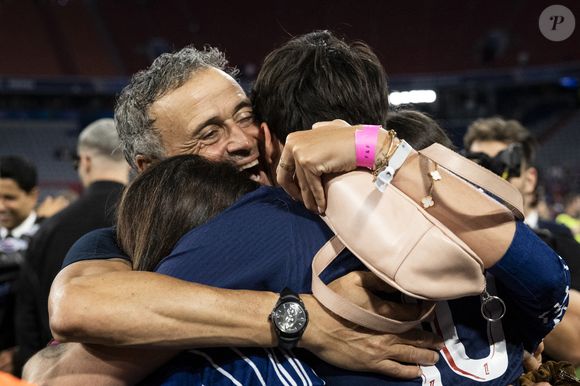 Luis Enrique célèbre avec sa femme Elena Cullell et ses enfants - Le PSG remporte la Ligue Des Champions 2025, pour la première fois de son histoire, face à l'Inter Milan (5-0) à l'Allianz Arena de Munich, le 31 mai 2025.
© Cyril Moreau/Bestimage