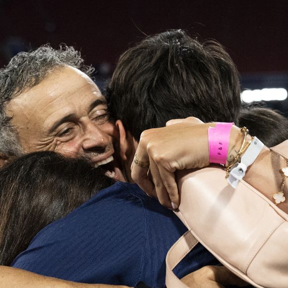 Luis Enrique célèbre avec sa femme Elena Cullell et ses enfants - Le PSG remporte la Ligue Des Champions 2025, pour la première fois de son histoire, face à l'Inter Milan (5-0) à l'Allianz Arena de Munich, le 31 mai 2025.
© Cyril Moreau/Bestimage