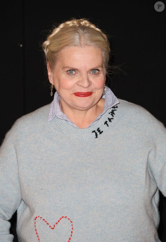 "La fille de mon parrain est décédée dans l'incendie d'un night-club, le 5-7, à Saint-Laurent-du-Pont (en Isère, ndlr), un gros fait divers des années 70."

Isabelle Nanty - Avant-première du film "Je ne suis pas un héros" à UGC Bercy à Paris le 7 novembre 2023. © Coadic Guirec / Bestimage