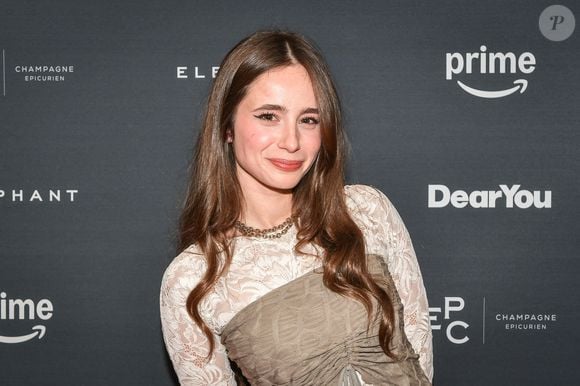 Sa notoriété lui a permis de conquérir le milieu du cinéma et des séries. En 2020, elle fait une apparition dans le feuilleton de France TV "Skam", avant de débarquer sur le grand écran. En 2023, Carla Poquin décroche un rôle dans le film "Chasse gardée". 

L'actrice française Carla Poquin pose pour une séance photo de la série Dear You au cinéma Pathe Palace à Paris, le 5 février 2025. Photo by Firas Abdullah/ABACAPRESS.COM