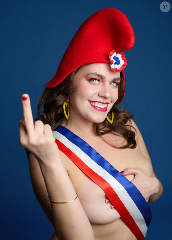 Déjà présente dans "Quotidien" sur TMC, Mahaut Drama rejoindra quant à elle l'émission "Zoom Zoom Zen" sur France Inter chaque vendredi

Mahaut Drama pose pour Marianne(s) exposition photographique engagée à l’Hôtel des Gabelles à Versailles, France en 2025. © Silvie Castioni/Bestimage