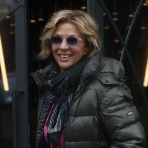 "À 62 ans, Annie Madori fait son grand retour dans sa ville natale, 35 ans après avoir choisi de vivre en dehors des sentiers battus. Sœur aînée de Christelle, elle a toujours été guidée par son esprit libre et sa soif d’aventure, abandonnant ses attaches pour parcourir le monde", précise un communiqué de TF1.

Corinne Touzet - Arrivées à l'enregistrement de l'émission "Vivement dimanche" au studio Gabriel à Paris, le 28 février 2024, diffusée le 3 mars 2024 sur France 3. 
© Christophe Clovis / Bestimage