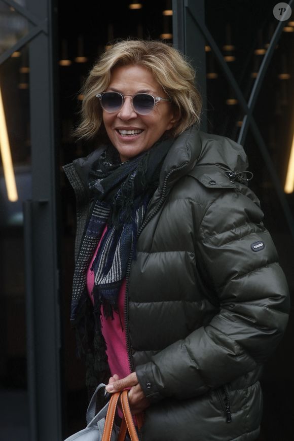 "À 62 ans, Annie Madori fait son grand retour dans sa ville natale, 35 ans après avoir choisi de vivre en dehors des sentiers battus. Sœur aînée de Christelle, elle a toujours été guidée par son esprit libre et sa soif d’aventure, abandonnant ses attaches pour parcourir le monde", précise un communiqué de TF1.

Corinne Touzet - Arrivées à l'enregistrement de l'émission "Vivement dimanche" au studio Gabriel à Paris, le 28 février 2024, diffusée le 3 mars 2024 sur France 3. 
© Christophe Clovis / Bestimage