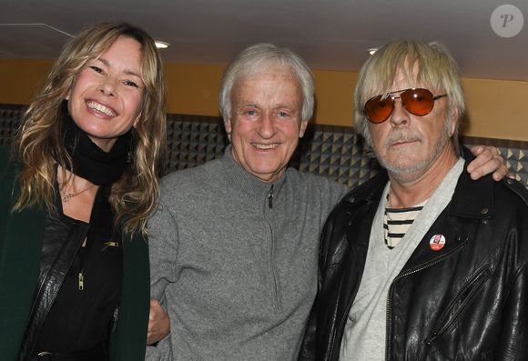 Exclusif - Romane Serda avec son ex-mari le chanteur Renaud (Renaud Séchan) posent avec Dave - au concert de Dave à Bobino à Paris le 18 novembre 2019. © Coadic Guirec/Bestimage