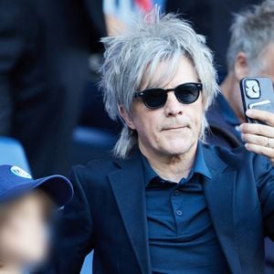Nicola Sirkis et son fils Julesen tribunes lors du match de football Ligue 1 Uber Eats opposant le Paris Saint-Germain (PSG) au Clermont Foot 63 au Parc des Princes à Paris, France, le 3 juin 2023. Clermont a gagné 3-2. Cyril Moreau/Bestimage