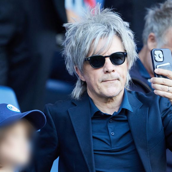 Nicola Sirkis et son fils Julesen tribunes lors du match de football Ligue 1 Uber Eats opposant le Paris Saint-Germain (PSG) au Clermont Foot 63 au Parc des Princes à Paris, France, le 3 juin 2023. Clermont a gagné 3-2. Cyril Moreau/Bestimage