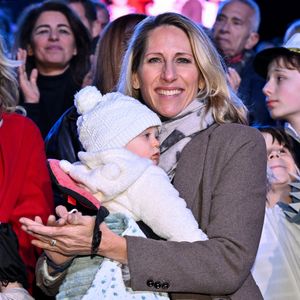 Maud Fontenoy, la navigatrice et son 5eme enfant, sa fille Eléa, durant la soirée d'ouverture de la 140eme édition du Carnaval de Nice "Roi des Oceans" à Nice, le 15 février 2025. Le Carnaval se déroule du 12 février au 2 mars 2025. Le Carnaval de Nice 2025 "Roi des Océans", est un préambule au rendez-vous mondial, que sera le sommets des Océans qui se tiendra en juin 2025 dans la capitale azuréenne. Le Carnaval portera ces messages forts de prise de conscience collective du réchauffement de la planète et du dérèglement climatique, au travers son ADN qui sont satire, ironie et féerie. © Bruno Bebert/Bestimage