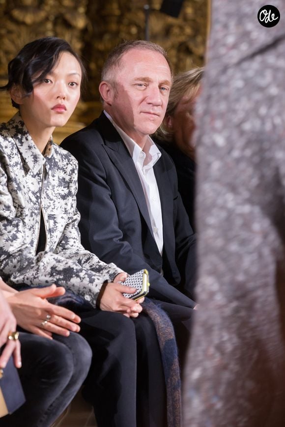 Pomellato, fondée à Milan en 1967 par Pino Rabolini, s’était imposée comme une maison emblématique grâce à ses créations aux pierres colorées et à son style moderne. 

Rila Fukushima et François-Henri Pinault - People au défilé de mode "Stella McCartney", collection prêt-à-porter Automne-Hiver 2014/2015, à l'Opéra Garnier à Paris. Le 3 mars 2014