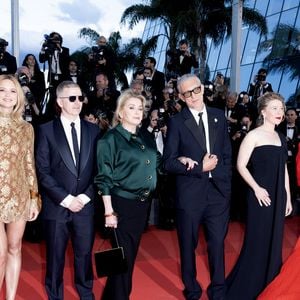 Pierre Niney, Virginie Efira, Alexandre Mallet-Guy, Catherine Deneuve, Vincent Cassel, India Hair, Isabelle Huppert, Asghar Farhadi et Adam Bessa - Montée des marches du film "Histoires parallèles" lors du 79ème Festival International du Film de Cannes, le 14 mai 2026.

 © Olivier Borde / Bestimage