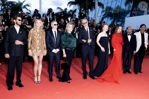 Pierre Niney, Virginie Efira, Alexandre Mallet-Guy, Catherine Deneuve, Vincent Cassel, India Hair, Isabelle Huppert, Asghar Farhadi et Adam Bessa - Montée des marches du film "Histoires parallèles" lors du 79ème Festival International du Film de Cannes, le 14 mai 2026.

 © Olivier Borde / Bestimage