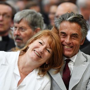 Muriel Mayette et son mari Gérard Holtz sourient alors que le président français Emmanuel Macron est intronisé chanoine honoraire de la basilique Saint-Jean de Rome, en Italie, la cathédrale du pape, en sa qualité d'évêque de la capitale italienne, le 26 juin 2018. Photo par Eric Vandeville/ABACAPRESS.COM