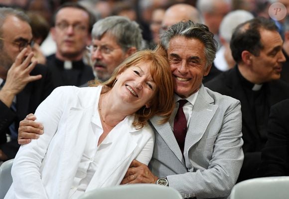 Muriel Mayette et son mari Gérard Holtz sourient alors que le président français Emmanuel Macron est intronisé chanoine honoraire de la basilique Saint-Jean de Rome, en Italie, la cathédrale du pape, en sa qualité d'évêque de la capitale italienne, le 26 juin 2018. Photo par Eric Vandeville/ABACAPRESS.COM