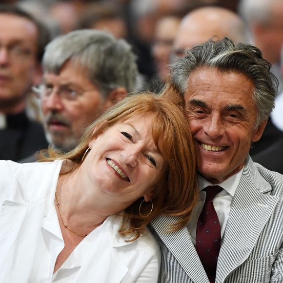 Muriel Mayette et son mari Gérard Holtz sourient alors que le président français Emmanuel Macron est intronisé chanoine honoraire de la basilique Saint-Jean de Rome, en Italie, la cathédrale du pape, en sa qualité d'évêque de la capitale italienne, le 26 juin 2018. Photo par Eric Vandeville/ABACAPRESS.COM